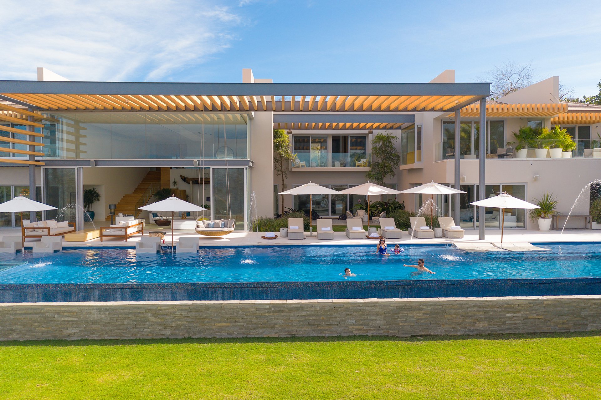 CASA_BRISA_AEREAL_FAMILY_POOL